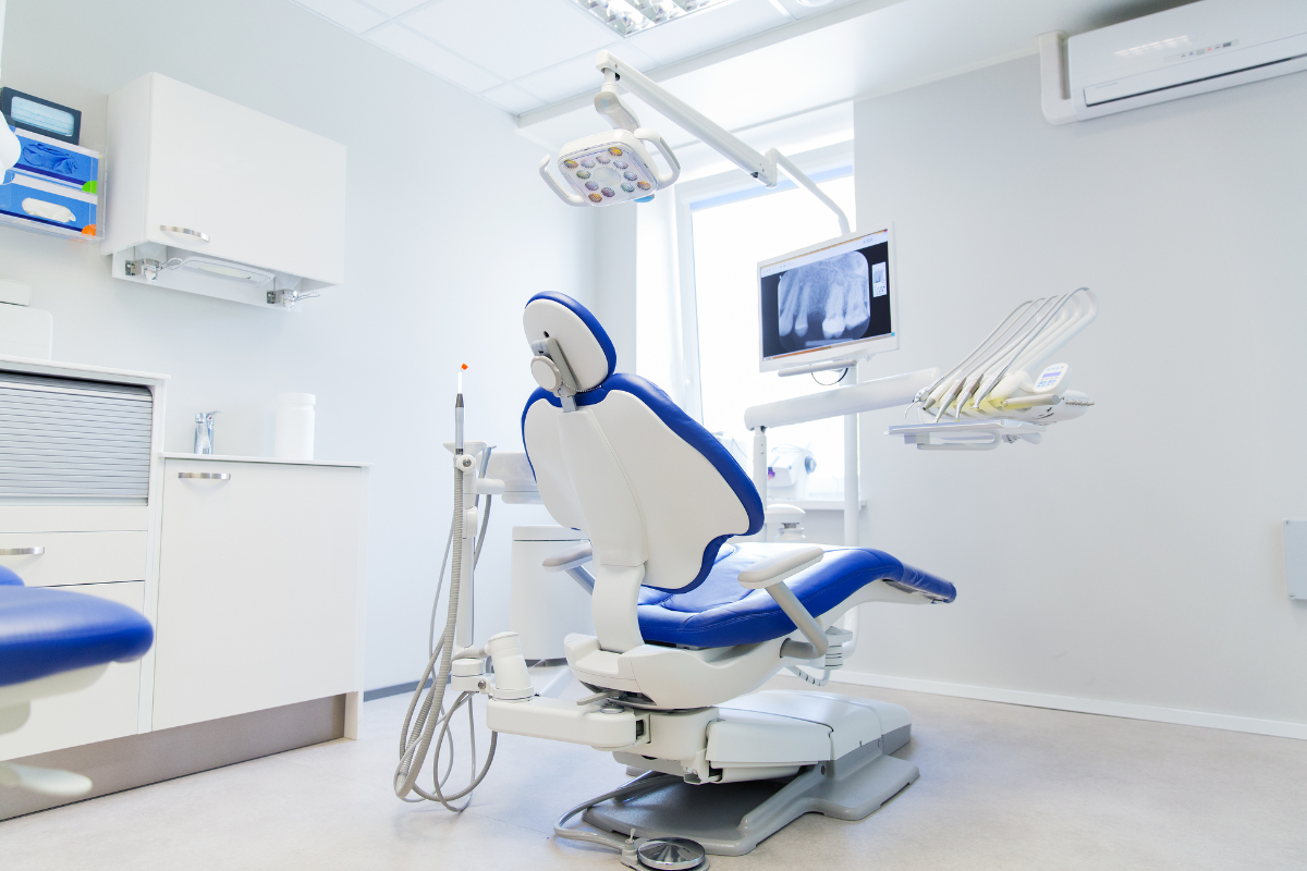 Le cabinet dentaire Dr A. Adjerid, situé à Ouled Moussa, est spécialisé dans la dentisterie esthétique et chirurgicale. Nous proposons une large gamme de soins allant des facettes dentaires à l’implantologie, en passant par l’orthodontie et le blanchiment.